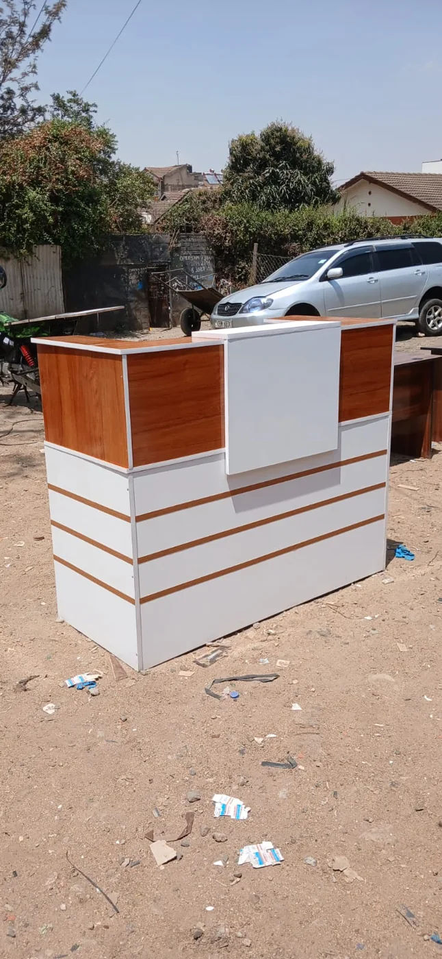 White & Wood Reception Desk (1.4m, Wood Stripes)